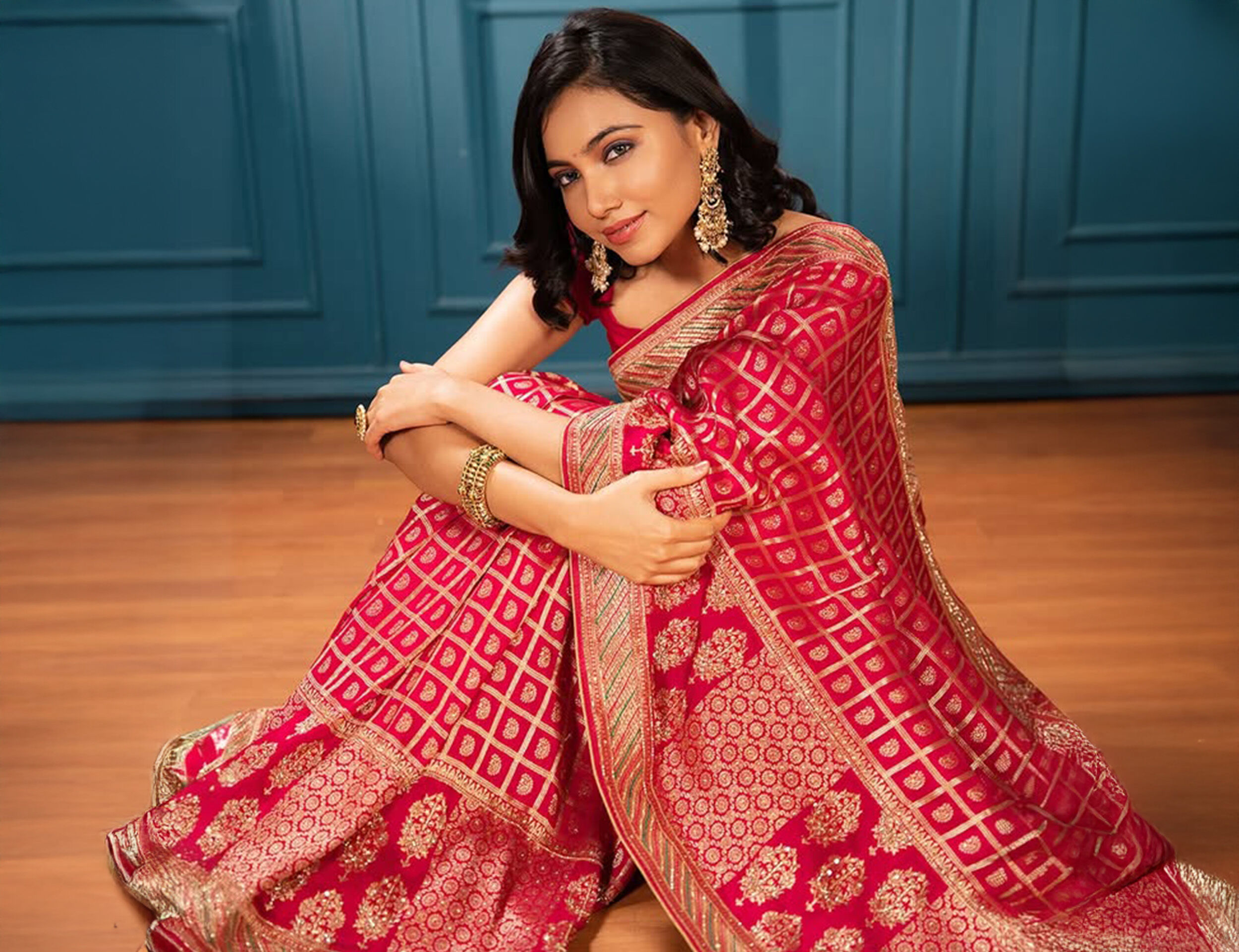 Women flaunting her beutifull red saree to slay as a wedding guest